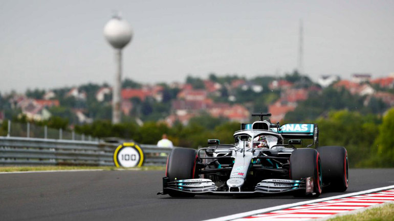 O Hamilton οδηγεί την κούρσα στην Ουγγαρία